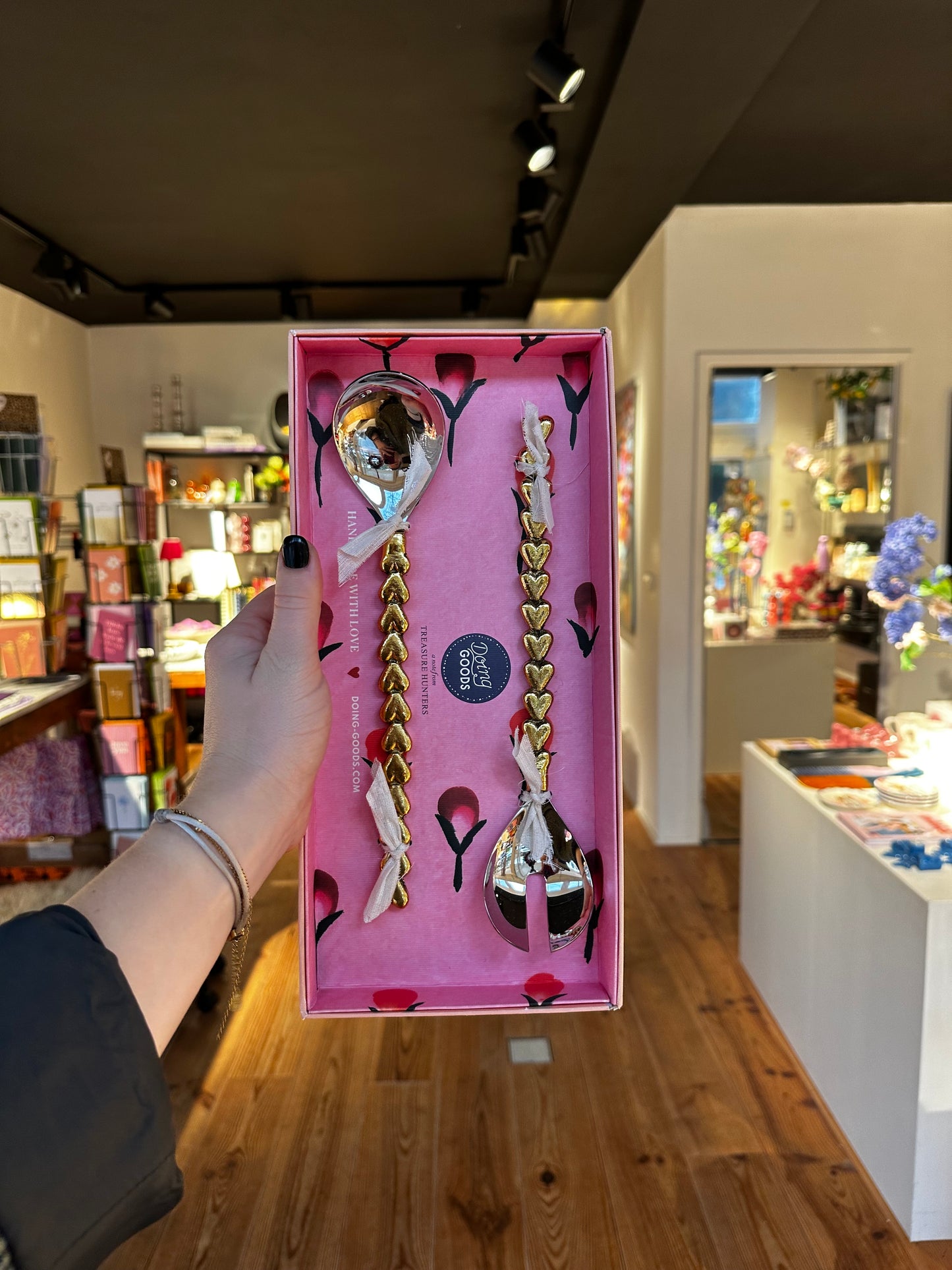 Doing Goods - sla bestek Holly Hart